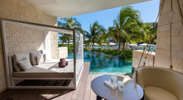 Двухместный полулюкс Beachside Swim up TRS Coral Hotel