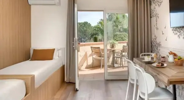 Двухместный полулюкс с видом на бассейн Hôtel & Spa Les Mouettes