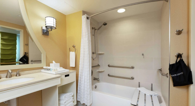 Четырёхместный люкс Corner Mobility/Hearing Accessible with Tub Embassy Suites Houston - Downtown