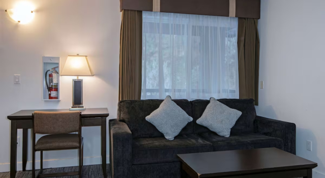Четырёхместный люкс Travelodge by Wyndham Kamloops Mountview