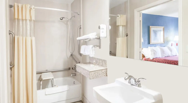 Двухместный номер Smoking Mobility Accessible Days Inn by Wyndham Nashville N Opryland/Grand Ole Opry