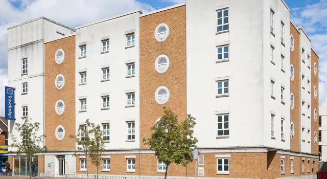 Travelodge Watford Central, Забронировать Отель Уотфорд Хартфордшир, рядом с Watford Palace Theatre