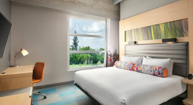 Двухместный номер Splash с видом на бассейн Aloft Miami Airport