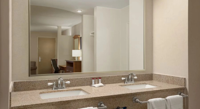 Номер Ramada by Wyndham Rockville Centre