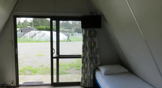 Номер Standard с видом на бассейн Rangiora Eco Holiday Park