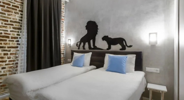 Large Twin room Red Brick Hotel