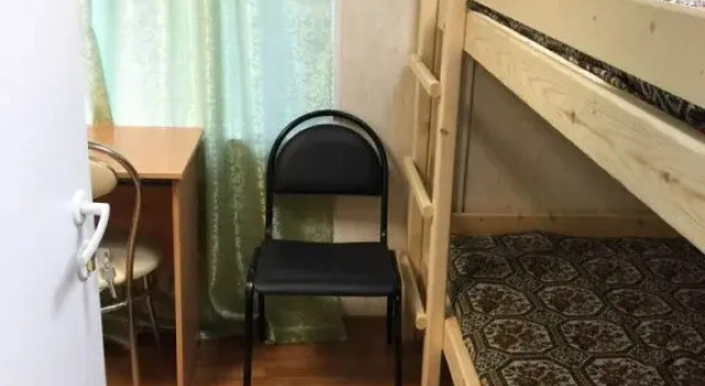 Кровать в общем номере Гермес