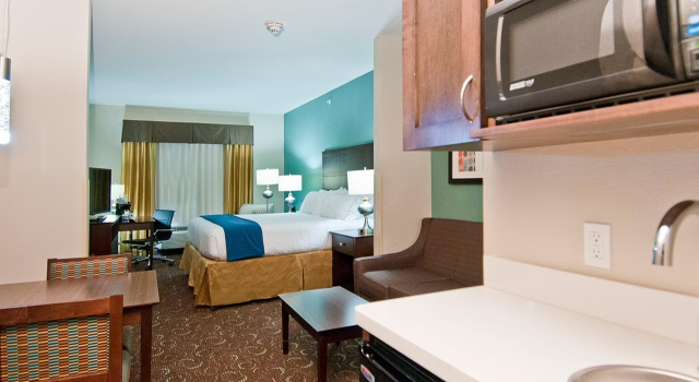 Люкс Для людей с ограниченными возможностями Holiday Inn Express & Suites San Antonio Frost Bank Center by IHG