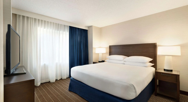 Двухместный люкс с 2 комнатами Embassy Suites Boston at Logan Airport