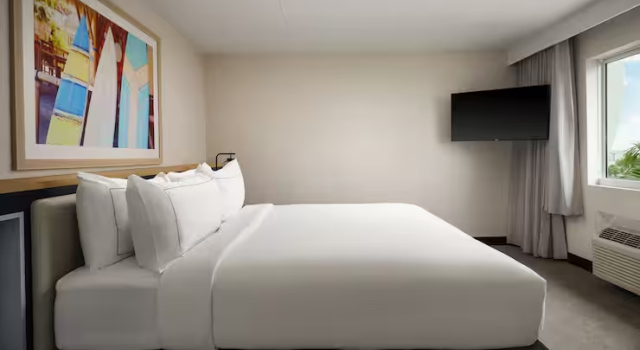 Двухместный люкс с 2 комнатами с балконом и с частичным видом на океан Hilton Garden Inn Cocoa Beach Oceanfront