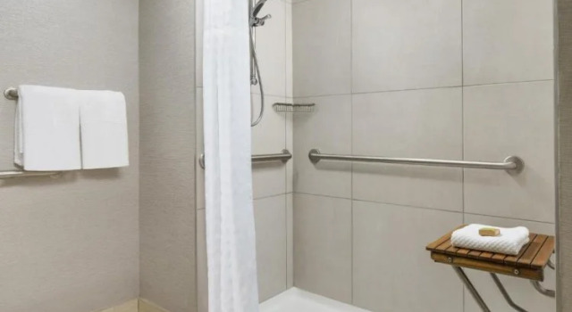 Двухместный номер with Roll In Shower Mobility Accessible DoubleTree by Hilton Orlando Airport Hotel