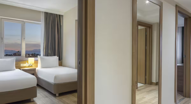 Четырёхместный семейный люкс Wyndham Garden Lara