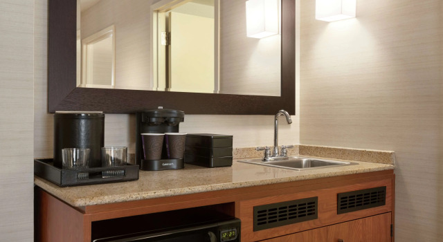 Четырёхместный люкс с 2 комнатами Embassy Suites Boston at Logan Airport