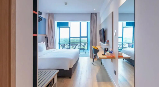 Двухместный номер Standard High Floor Holiday Inn Express Shanghai Pudong Airport by IHG