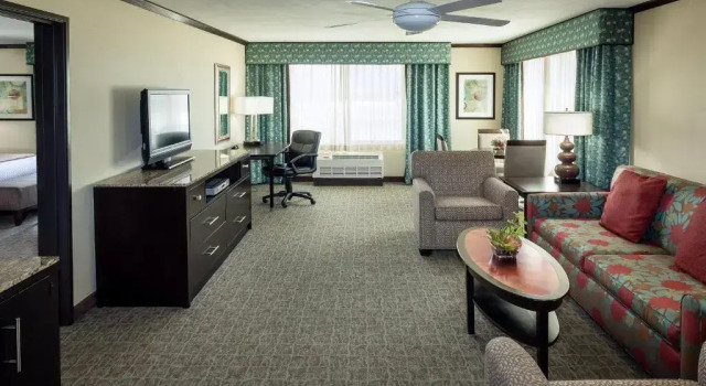 Двухместный полулюкс Crowne Plaza Anchorage-Midtown by IHG