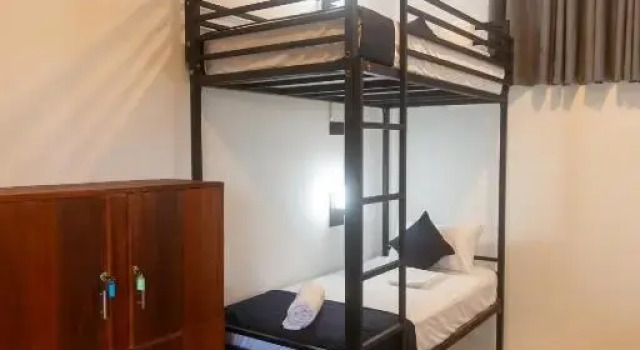 Кровать в общем номере (мужской номер) Michs Surf Villa & Hostel