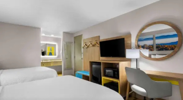 Четырёхместный номер для гостей с ограниченными возможностями Days Inn by Wyndham Raleigh Midtown
