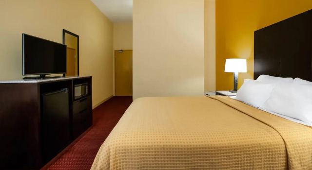 Accessible Double room Days Inn by Wyndham Donegal