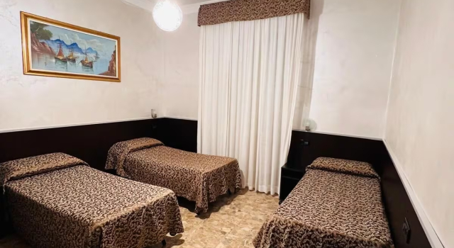 Funny Holiday Guest House, Забронировать Отель Вокзал Термини , рядом с Вокзал Термини