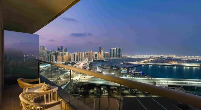 Апартаменты с 3 комнатами с балконом и с видом на море Beach Rotana   All Suites