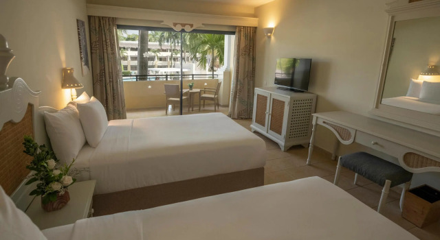 Четырёхместный номер Premium с видом на бассейн Iberostar Waves Costa Dorada - All Inclusive