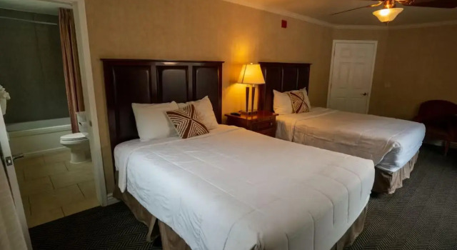Семейный люкс Deluxe с 2 комнатами с видом на реку Yosemite View Lodge