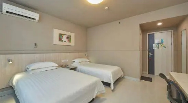 Трёхместный номер Standard Jinjiang Inn Shanghai Huaihai Road East