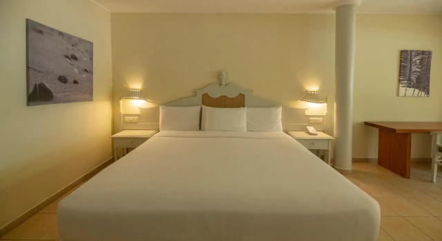 Полулюкс oceanfront Iberostar Waves Costa Dorada - All Inclusive