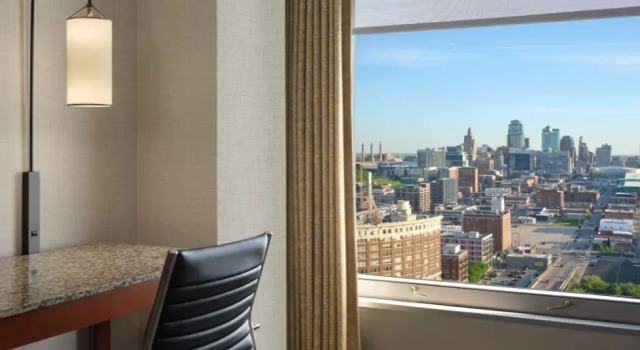 Двухместный полулюкс Sheraton Kansas City Hotel at Crown Center