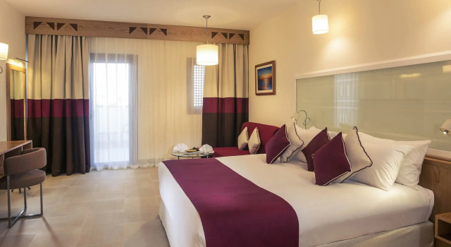 Люкс Superior с балконом и с видом на бассейн Отель Mercure Hurghada