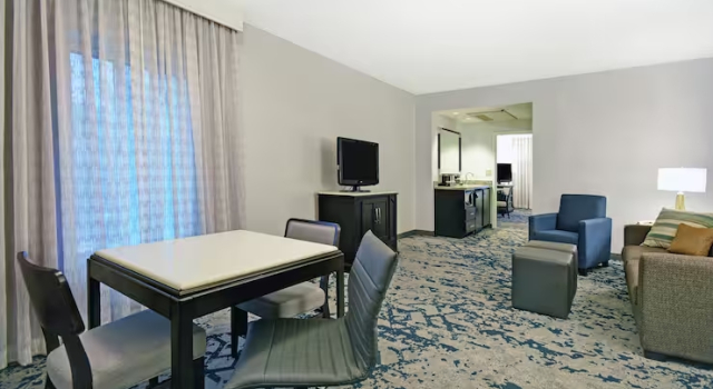 Люкс Corner с 2 комнатами Отель Embassy Suites by Hilton Charleston