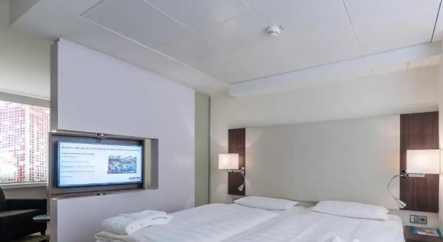 Двухместный люкс Colour (No Window) Park Inn by Radisson Berlin Alexanderplatz