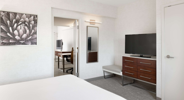 Четырёхместный люкс Accessible DoubleTree Suites by Hilton Phoenix