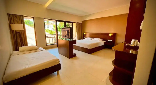 Camera tripla Deluxe Premier Yulia Beach Inn Kuta