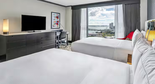 Полулюкс с видом на залив Hilton Miami Downtown