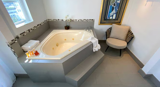 Двухместный полулюкс с гидромассажной ванной Marseilles Beachfront Hotel