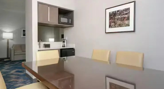 Двухместный люкс с 2 комнатами с балконом Embassy Suites by Hilton Alexandria Old Town