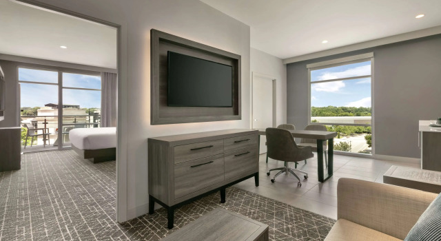 Двухместный люкс Corner Hearing Accessible с двумя комнатами с балконом Embassy Suites by Hilton Atlanta Midtown