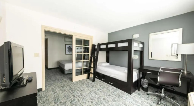 Шестиместный люкс Best Western Inn & Suites San Diego Zoo -SeaWorld Area