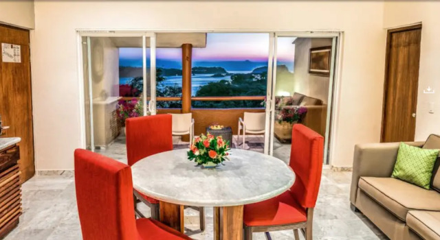 Полулюкс с балконом и с частичным видом на океан Las Brisas Huatulco-All Inclusive