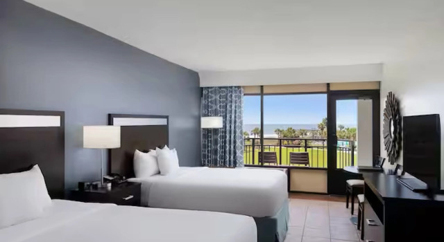 Четырёхместный люкс Mobility/Hearing Access Parlor DoubleTree Resort by Hilton Myrtle Beach Oceanfront