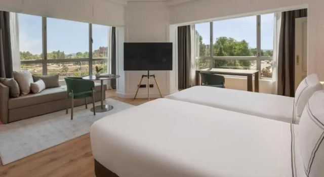 Двухместный люкс The Level Grand с видом на бассейн Meliá Madrid Barajas