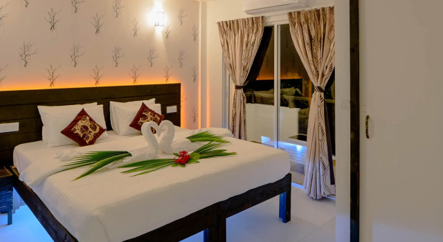 Двухместный номер Deluxe с балконом и с видом на море Отель Crown Beach Villas