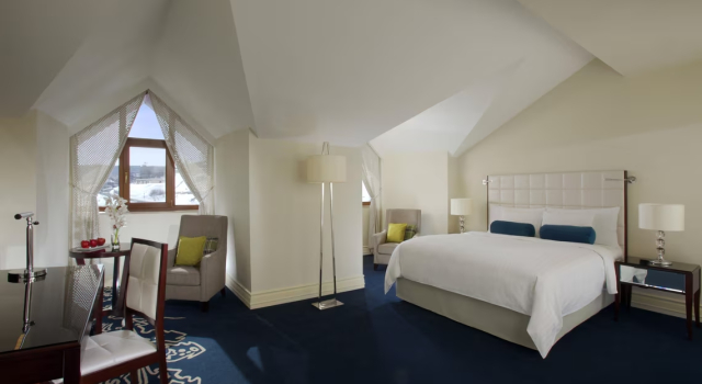 Люкс с видом на церковь с 2 комнатами Отель Tsaghkadzor Marriott