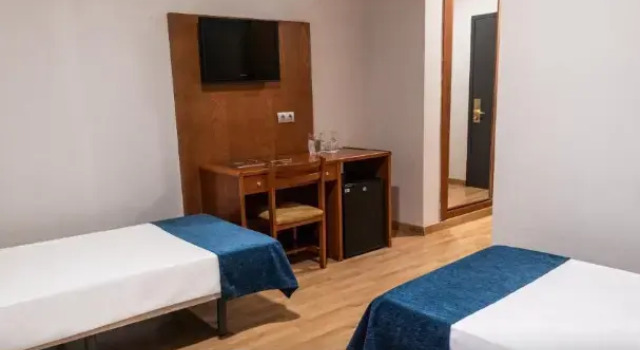 Трёхместный номер Hotel Adonis Plaza