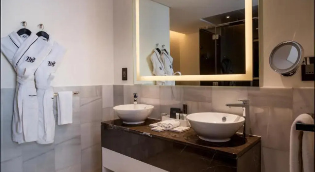 Люкс Palm с 3 комнатами с видом на море Th8 Palm Dubai Beach Resort, Vignette Collection by IHG