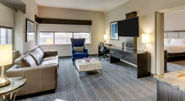 Двухместный люкс с 2 комнатами DoubleTree by Hilton St. Louis Forest Park