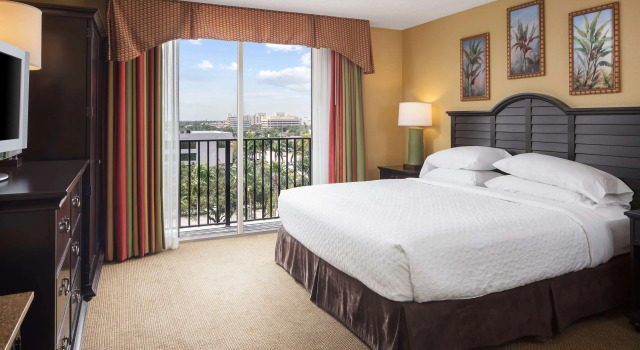 Двухместный люкс with Roll-in Shower Mobility/Hearing Access Embassy Suites by Hilton Fort Lauderdale 17th Street