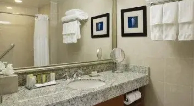 Четырёхместный полулюкс DoubleTree by Hilton Hotel Miami Airport & Convention Center