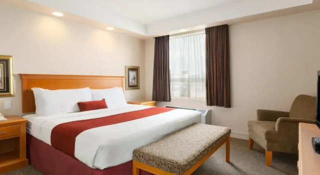 Четырёхместный люкс c 1 комнатой Travelodge by Wyndham Spruce Grove